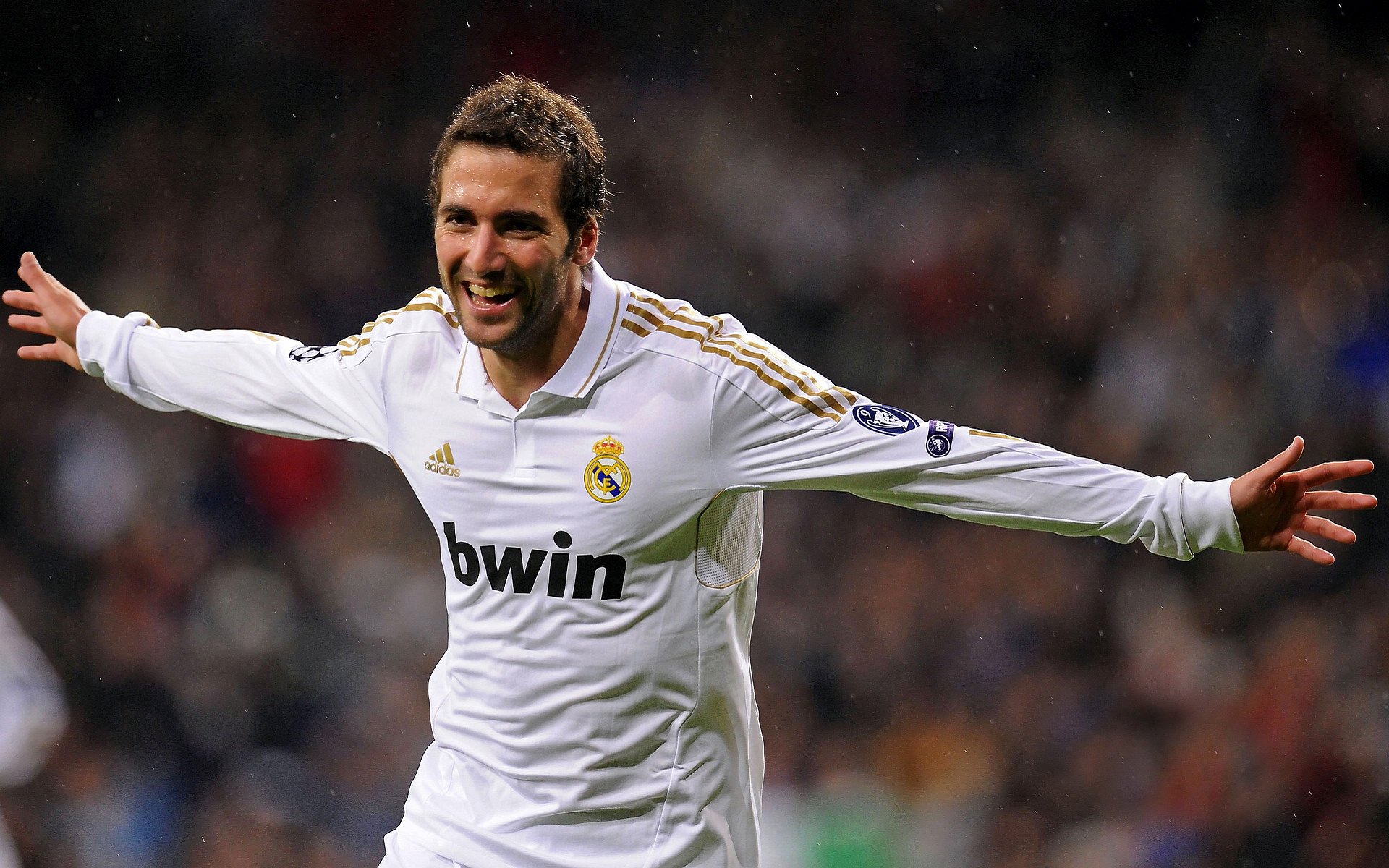 青训成果逐步显现，少年足球队在国内外比赛中频频获奖，足球青少年赛事