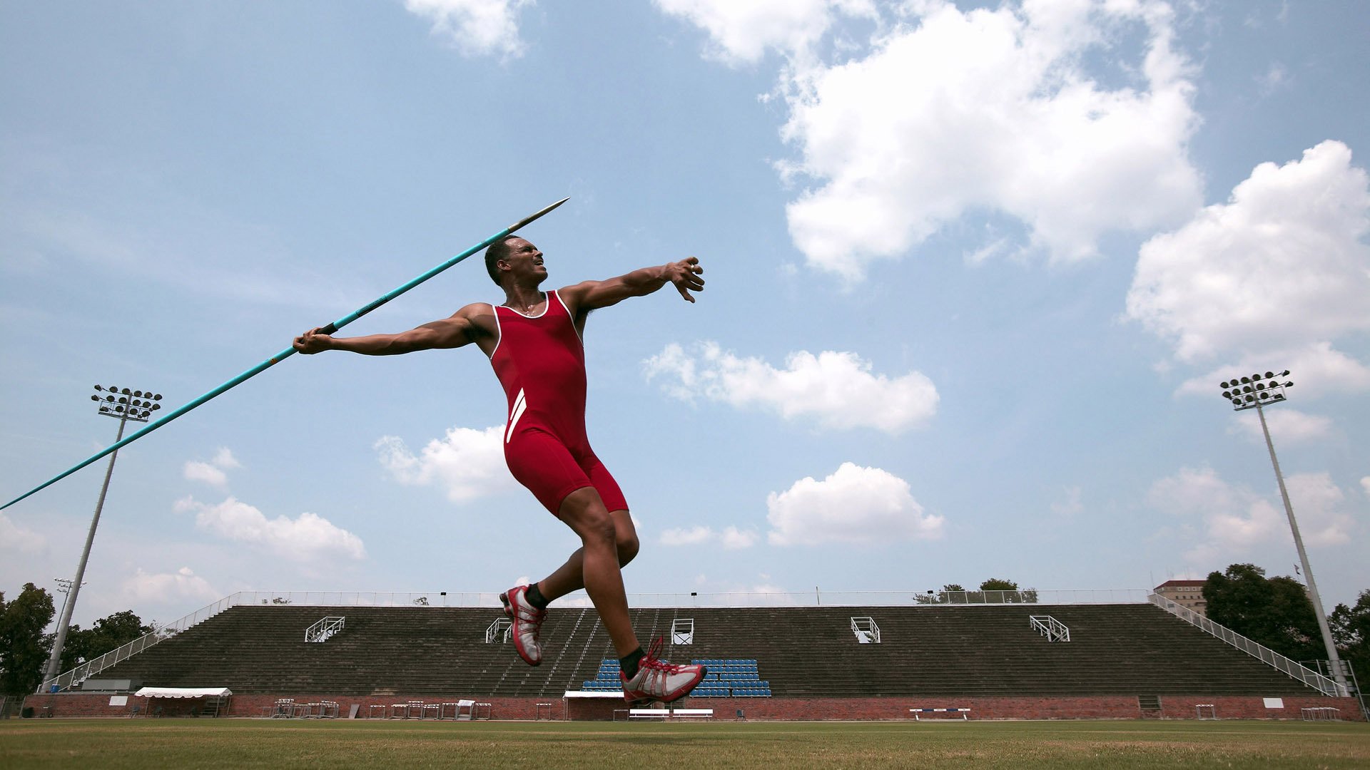 青年球员李明签约国内知名俱乐部，开启职业新篇章，cba李明
